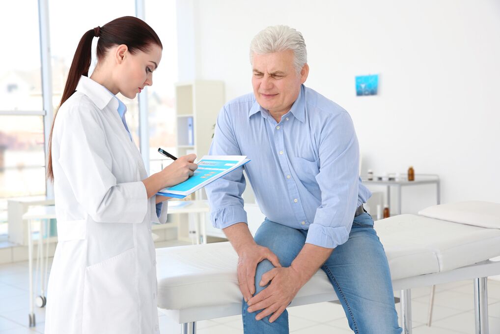 A doctor prescribes a course of treatment to a patient with arthrosis of the knee joint